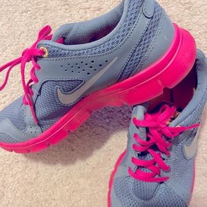 Women’s Nike on the go sneakers